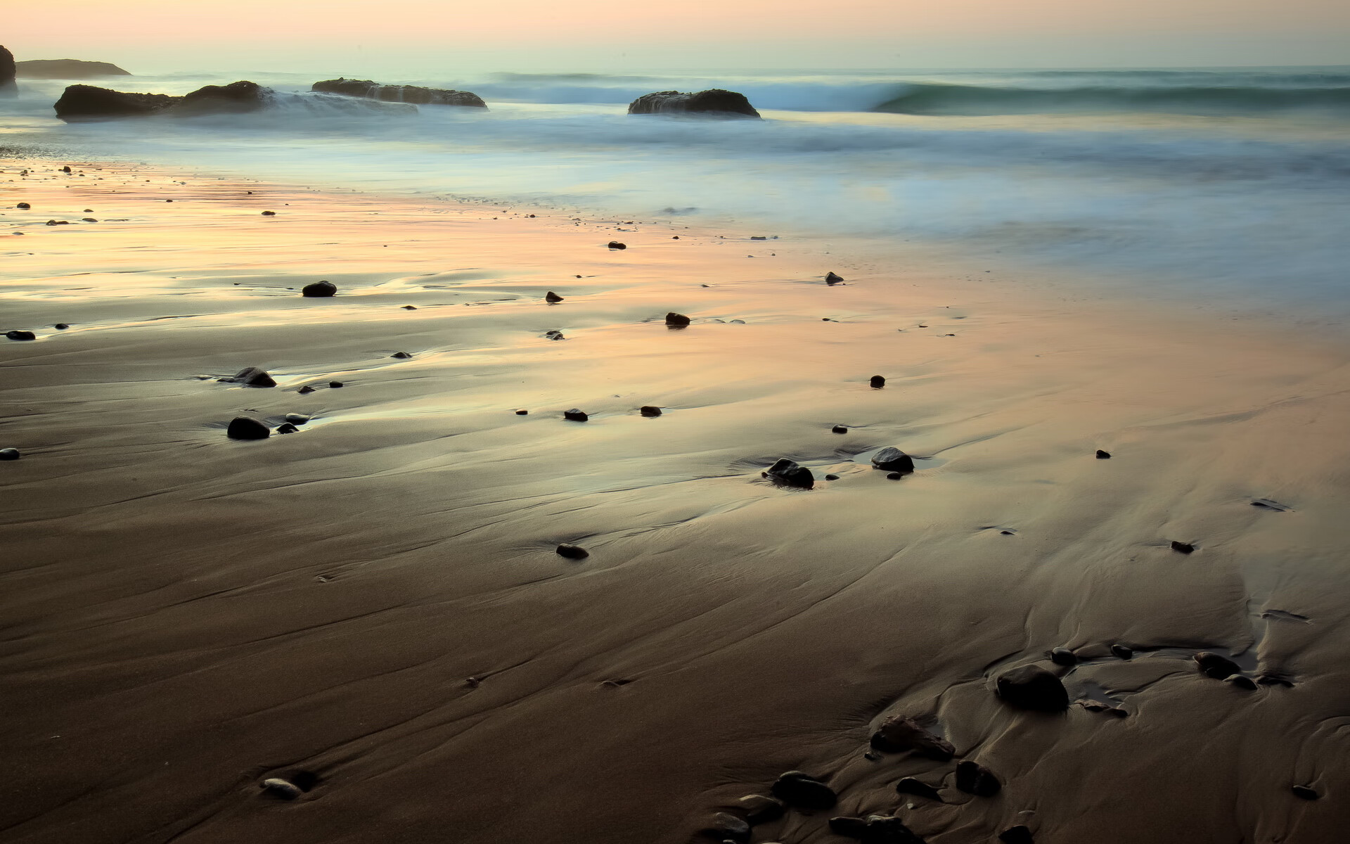 足球运动备受追捧，球场上风采依旧，足球运动场景