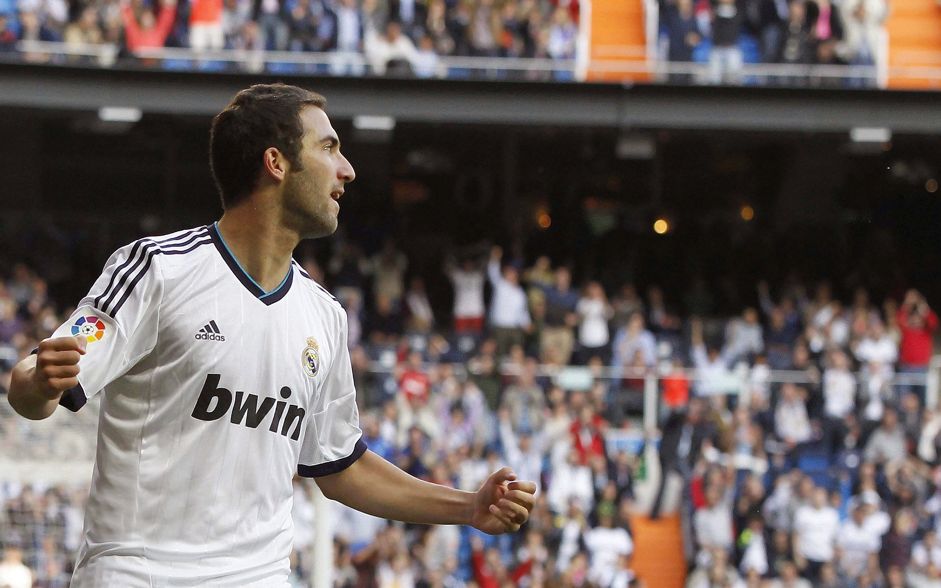 青少年足球比赛现场精彩纷呈，团队合作与个人能力齐飞，青少年足球比赛视频